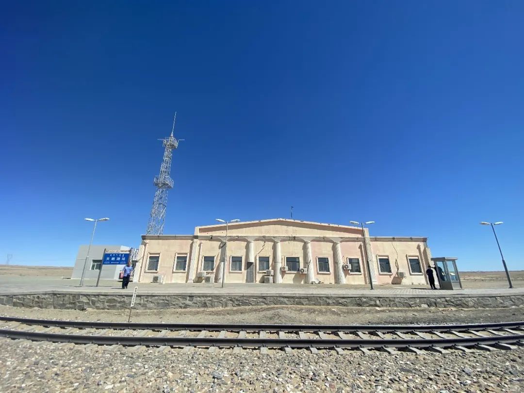 发现最美铁路探秘戈壁临策之最美身影