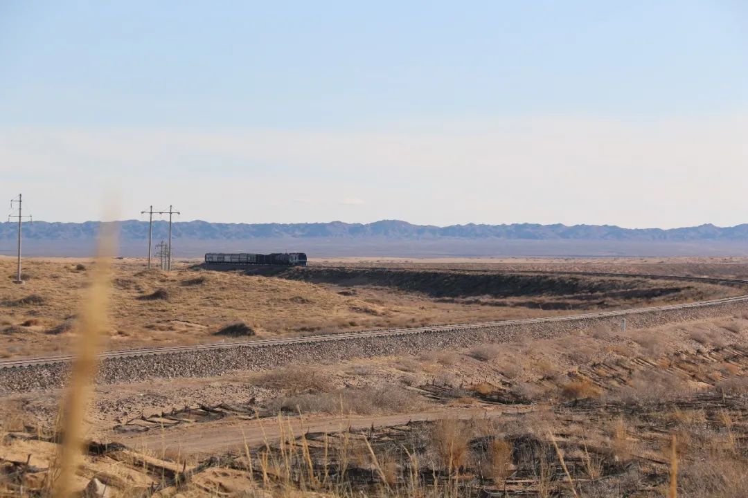 发现最美铁路探秘戈壁临策之最美身影