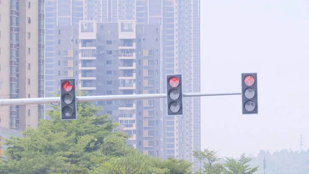 四一九医院门前十字路口标准红绿灯启用