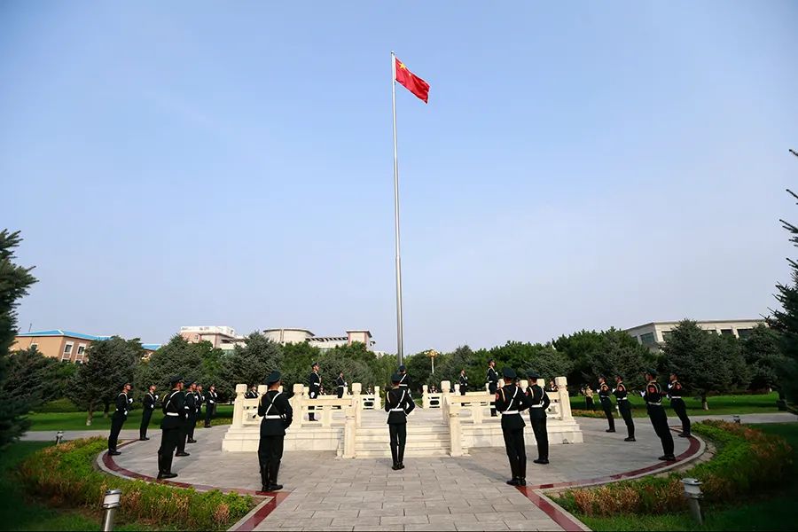 五星红旗迎风飘扬