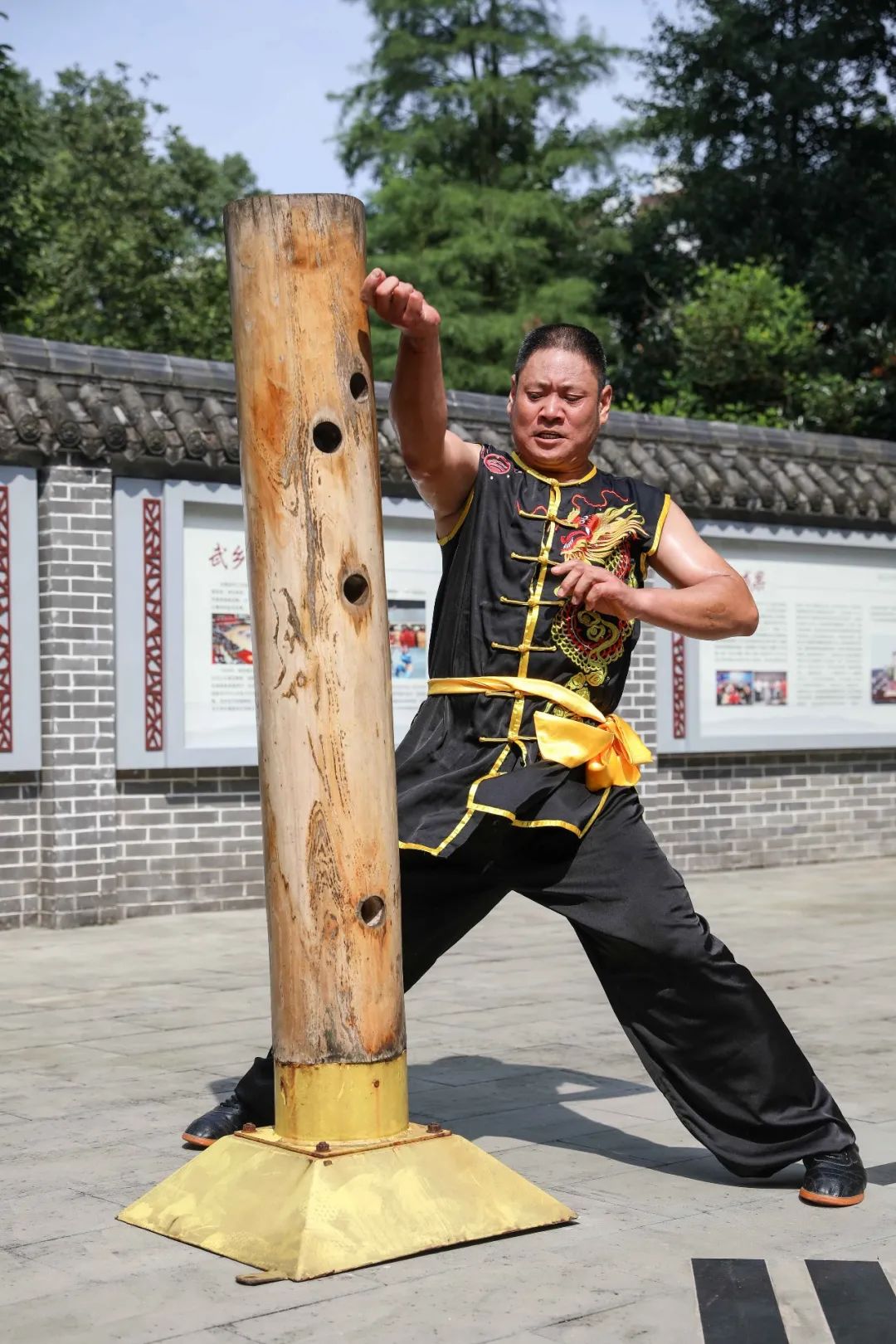 传统武术练习——打木桩.任天驹 摄