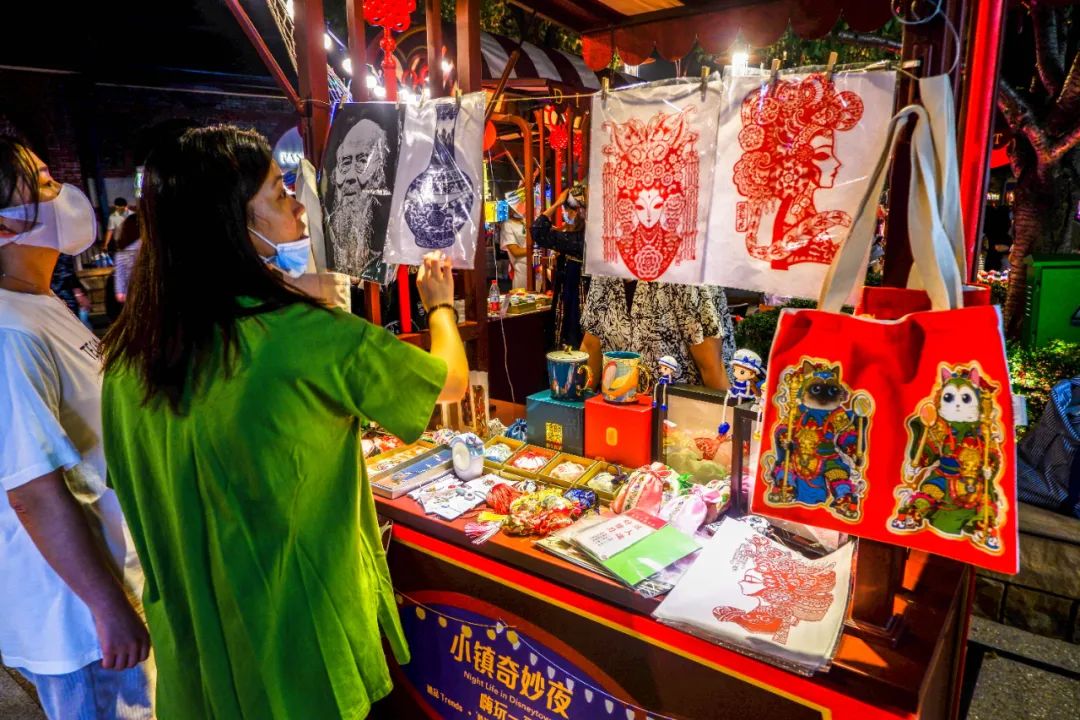 80元一张这位小朋友正在吹一个"小马"糖人最受孩子欢迎的摊位是吹糖人