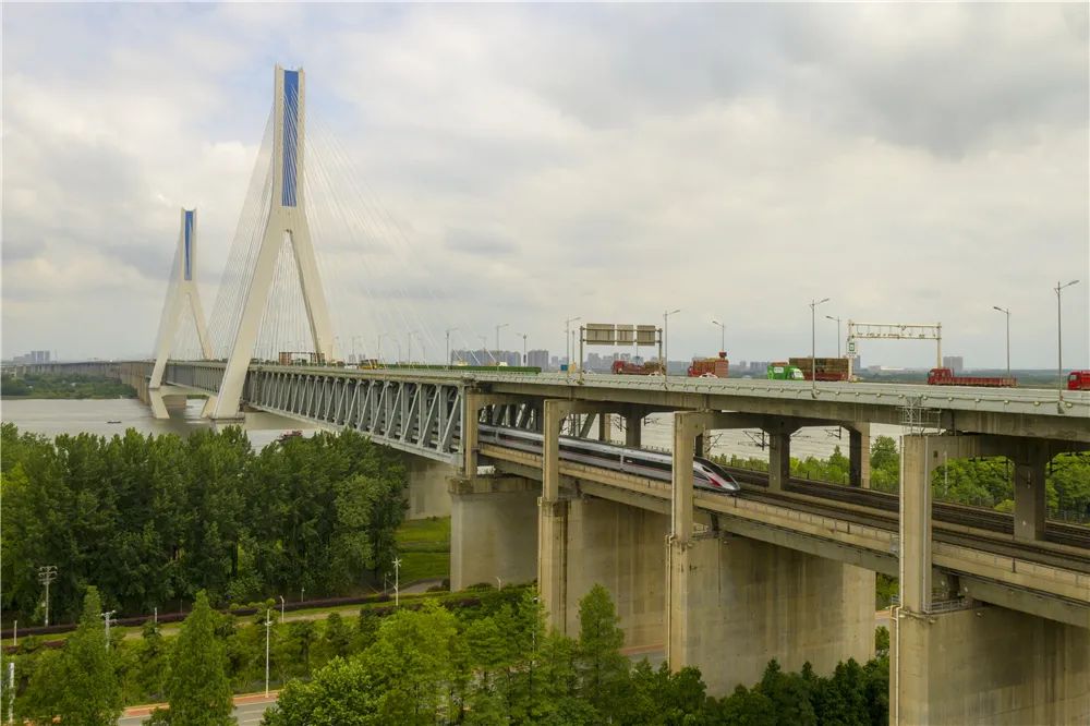 行走在天兴洲长江大桥的守护者