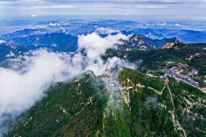 曬藍天泰安山雲相接開啟養眼模式