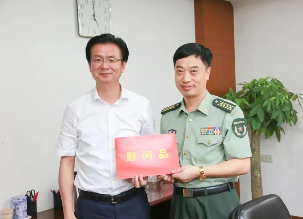 在杭州警备区,区委书记刘颖与市委常委,警备区司令员任明龙,警备区