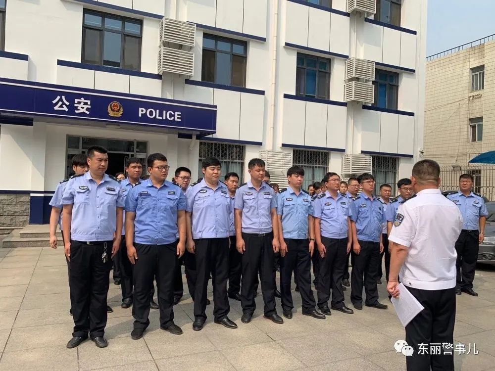 公安东丽分局张贵庄派出所组织辅警开展队列训练强化纪律作风