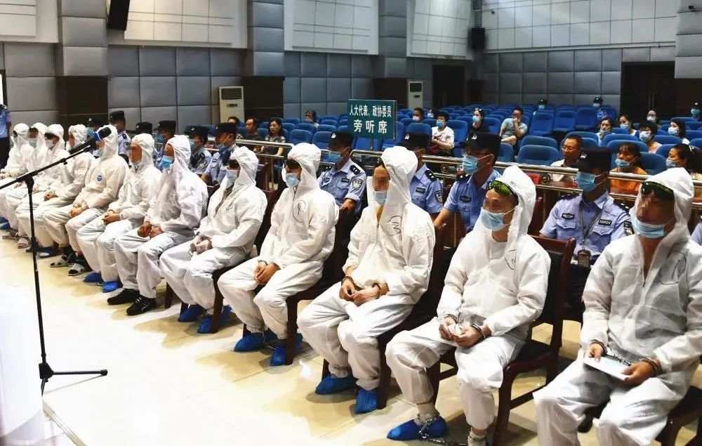 自2013年以来,以被告人熊少全为首要分子,以被告人向维建,向国明为