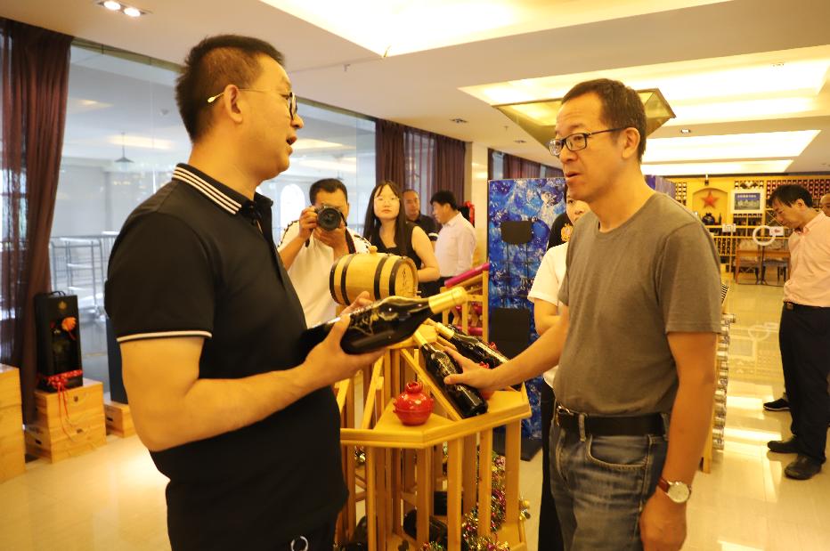 中国知名企业家俞敏洪一行深入北极冰蓝莓酒庄参观考察