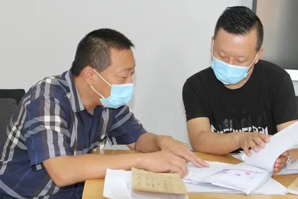 李文军(左一)李文军,哈密市律师协会会长,新疆嘉峰律师事务所主任,曾
