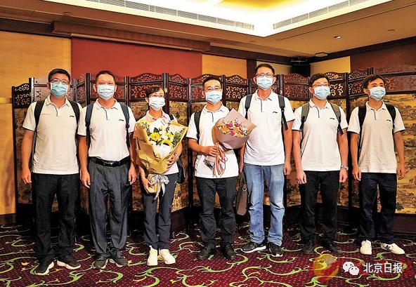 有两人来自深圳,分别是深圳市人民医院检验科的主任技师龚文波和龚