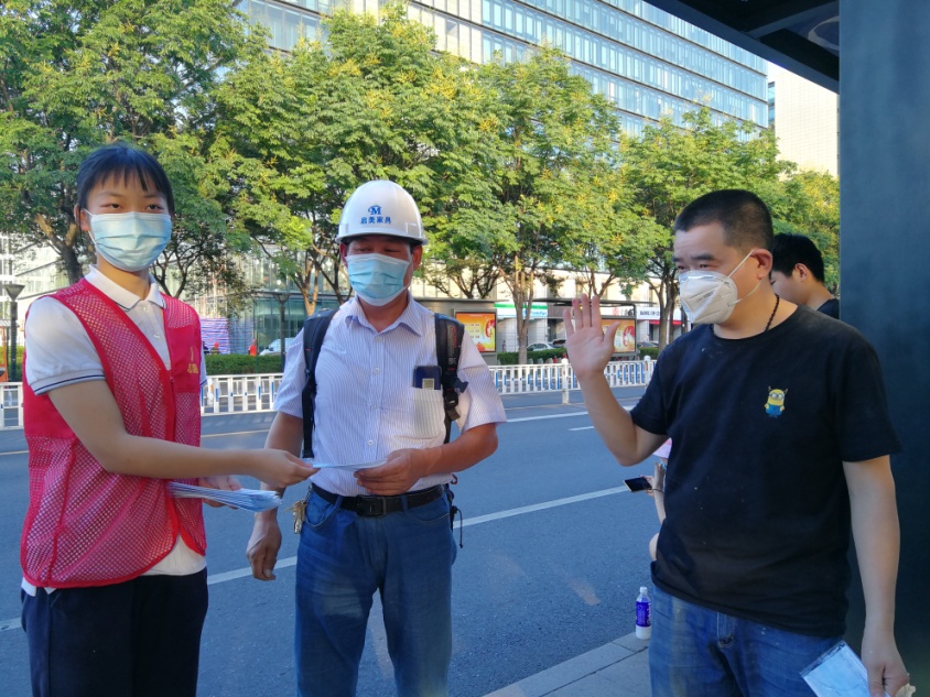 杭州市中学生暑假做防疫小志愿者街头车站超市免费发口罩