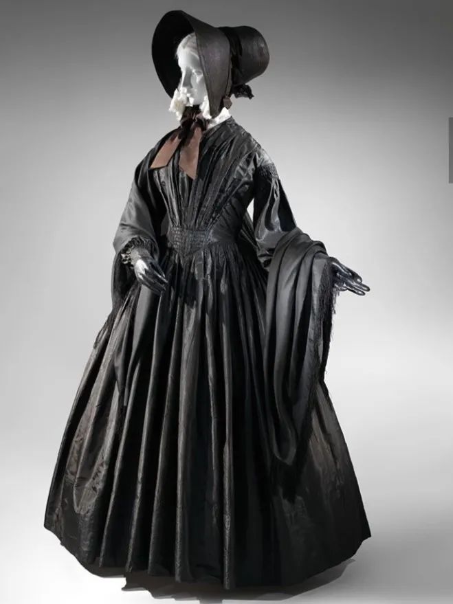 黑色系优雅：19世纪的丧服时尚