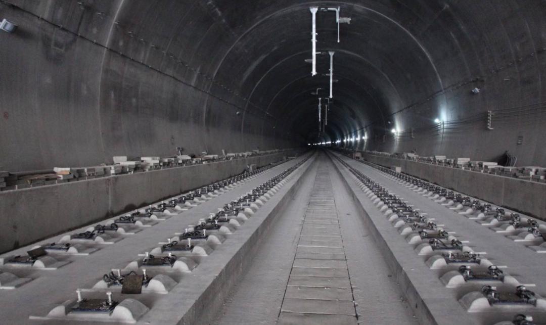 产权的铁路道床吸污车组在朔黄铁路原平南至回凤间石河口隧道应用成功