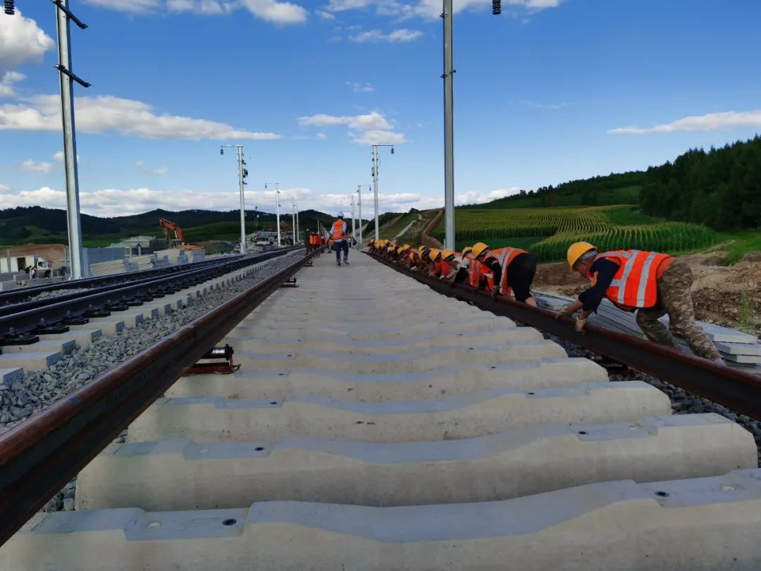 快马加鞭牡佳客专牡丹江段轨道铺设里程突破100公里