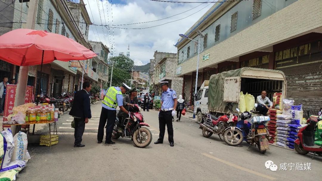 哈喇河镇:加强排查整治力度 创造安全道路交通环境