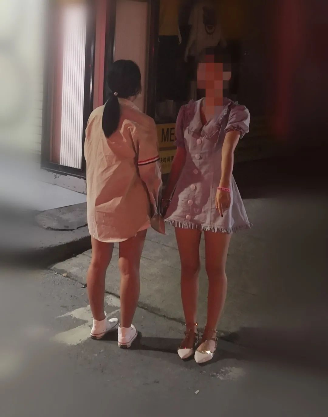 懂的来私聊夜店美女频发朋友圈2女1男深夜交易