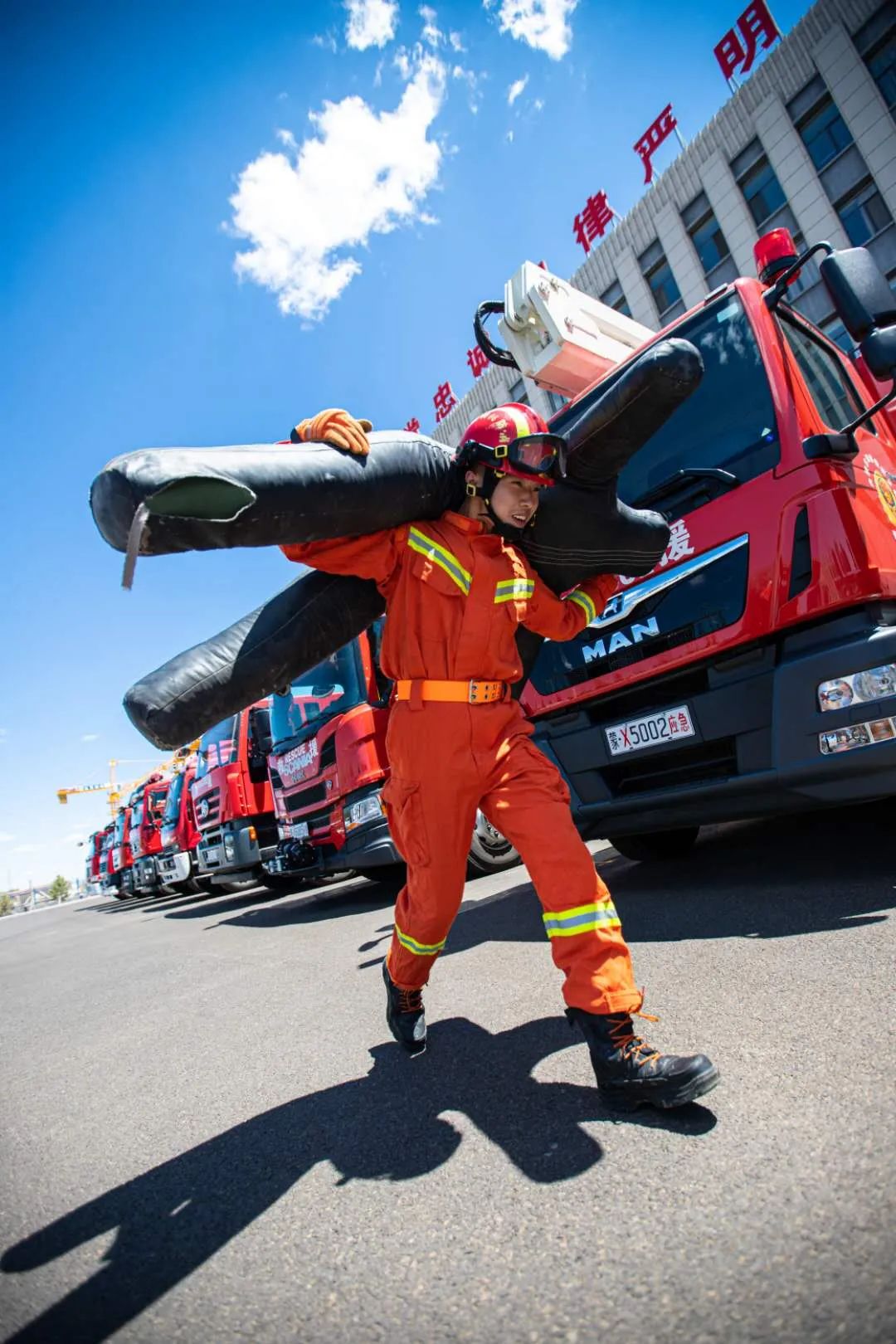 新蓝视角新消防员的十二时辰丨精彩火焰蓝电子杂志2020年第九期摘登