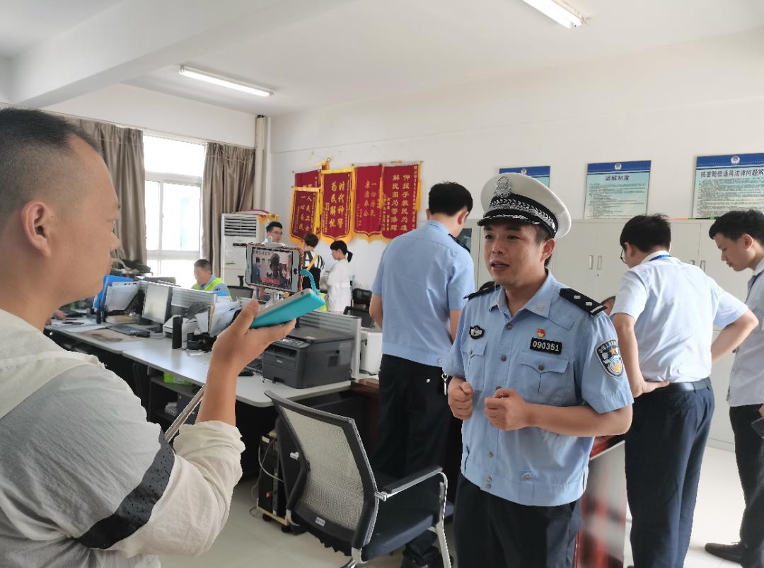 日晚,在盐南高新区欧风花街,盐城交警举行了一场朋友圈集赞送头盔活动