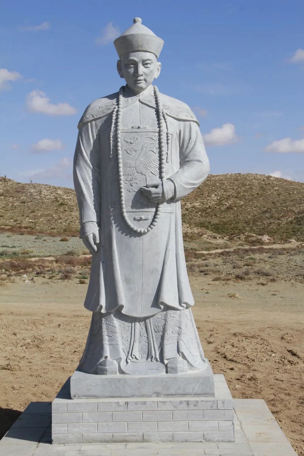 讲解员带您了解平川文化历史奋威将军王进宝墓