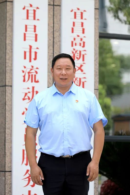 一呼百应王华君和他身后的红色义工队