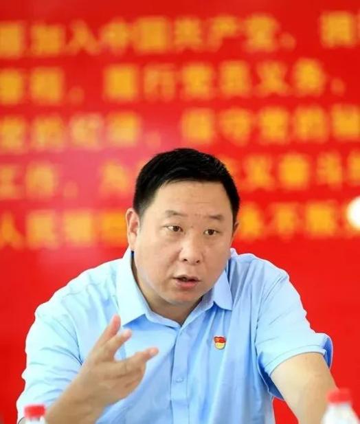 一呼百应王华君和他身后的红色义工队