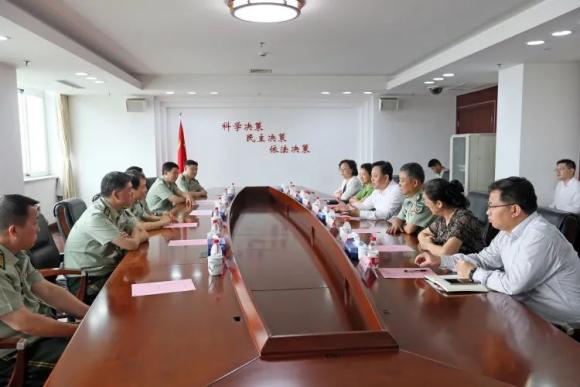 7月28日上午,程向民一行前往武警上海总队,与马德荣,黄德华等座谈,并