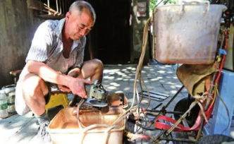 重庆“最牛”磨刀匠，发明新型磨刀设备，每天磨菜刀150把