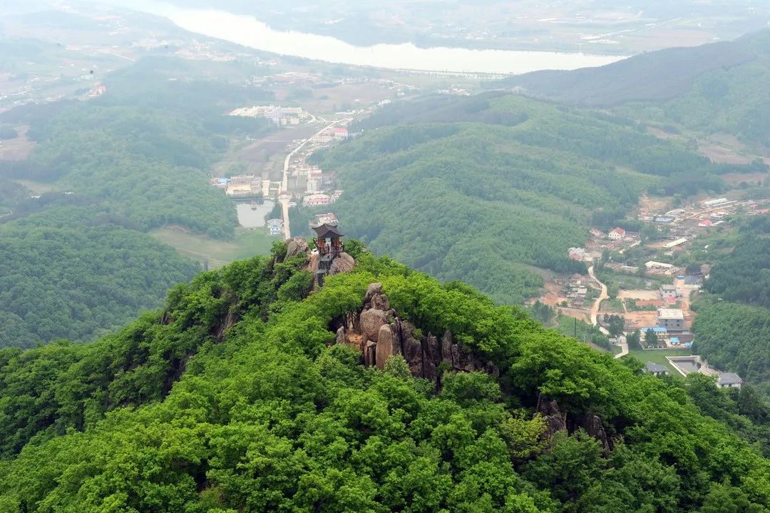 朱雀山山势陡峭,怪石嶙峋,树木葱茏,风貌古朴.