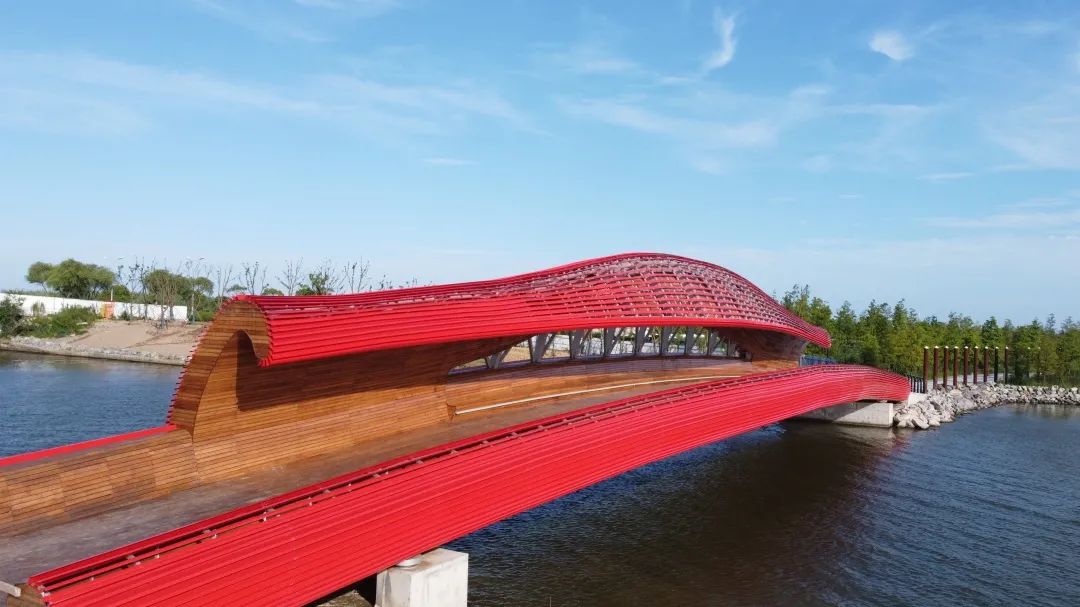 赤橙黄绿青蓝紫滴水湖边新添网红景观桥