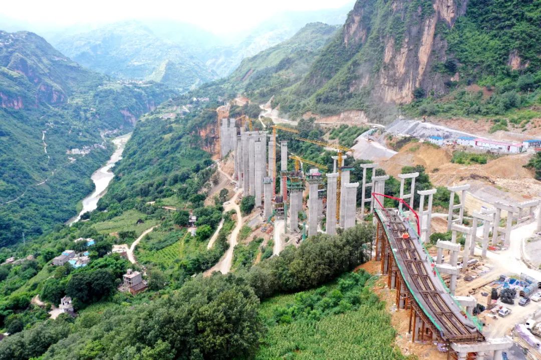 都香高速昭金段小河互通首联现浇箱梁顺利浇筑完成