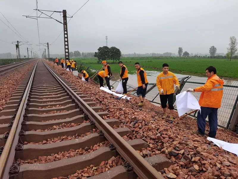 暴雨突袭铁路防洪抢险他们冲在前百日攻坚