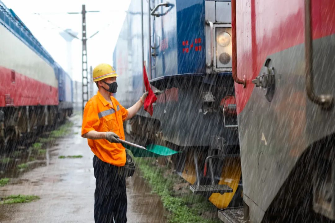 暴雨突袭铁路防洪抢险他们冲在前百日攻坚