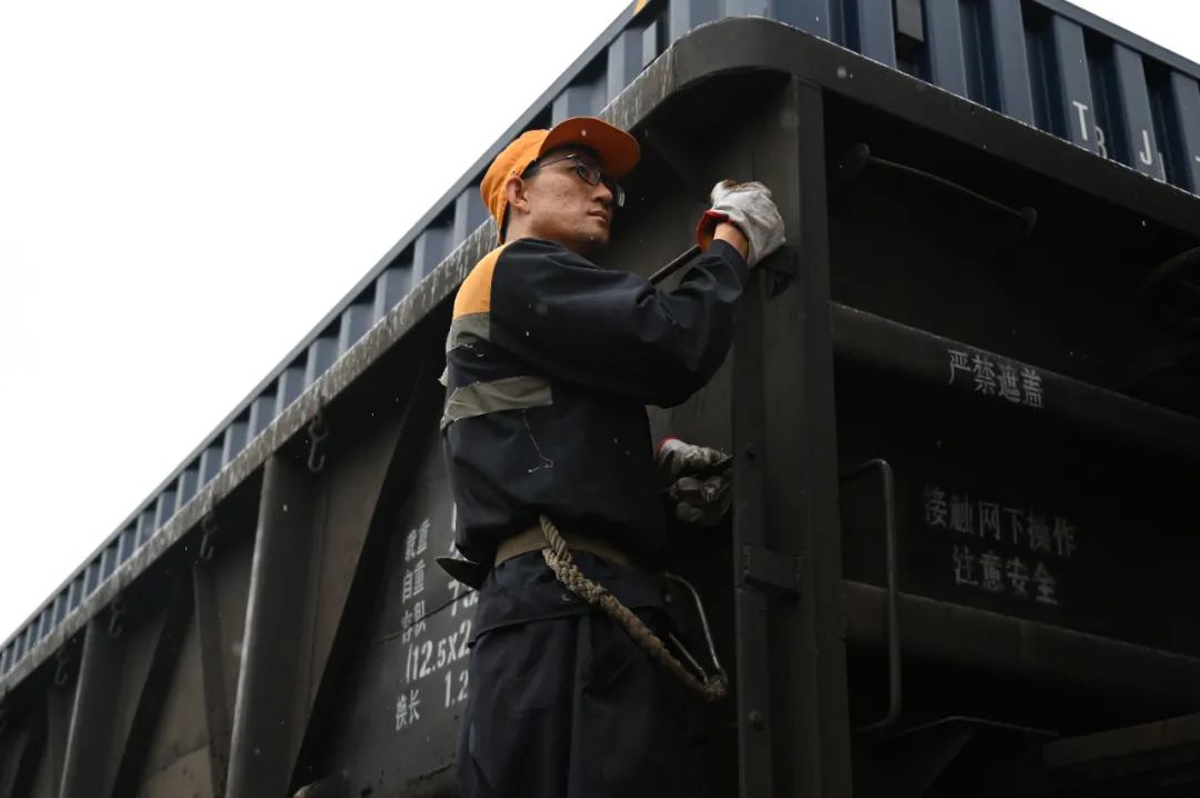 暴雨突袭铁路防洪抢险他们冲在前百日攻坚