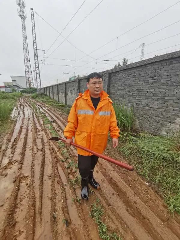 暴雨突袭铁路防洪抢险他们冲在前百日攻坚