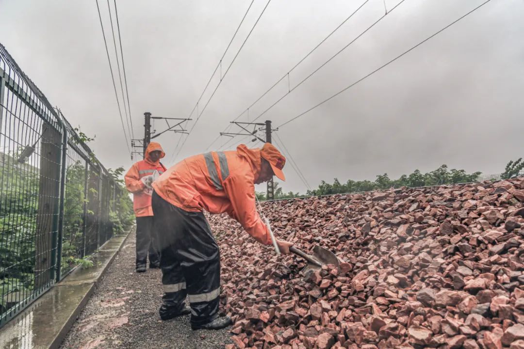 暴雨突袭铁路防洪抢险他们冲在前百日攻坚