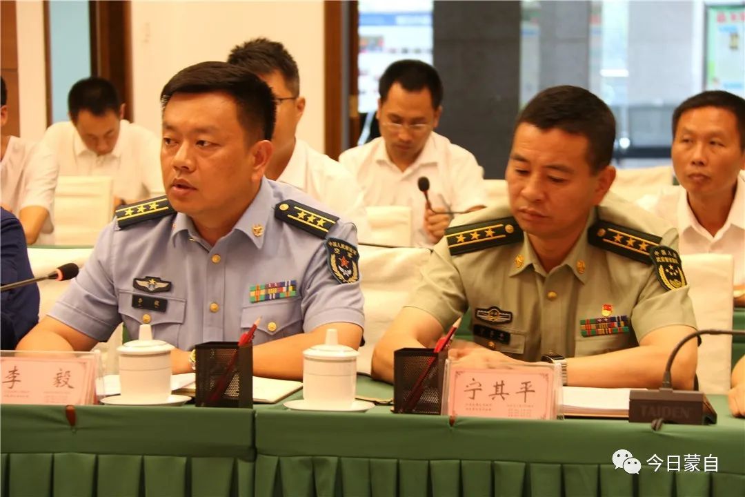 会前,市级领导还到蒙自军分区参观了红河革命军事馆和国防文化墙.