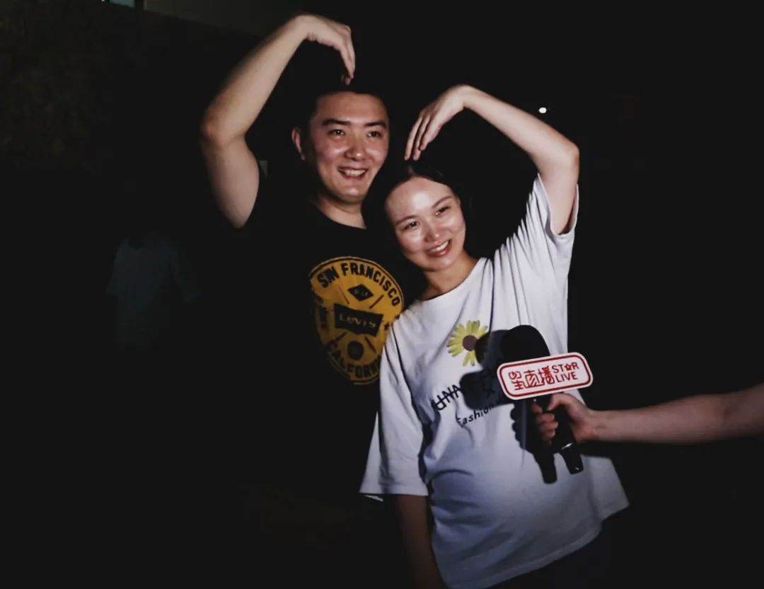 旁边站着为她贴心扇扇子的老公时当她拿着一等奖的奖牌这次商超类的