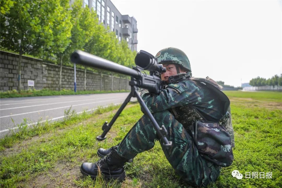 在射击训练场,机动中队战士正在进行自动步枪快速精准射击