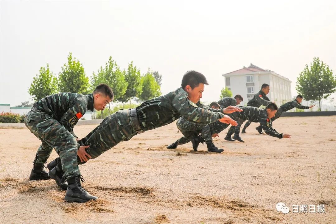 抱腿顶摔其实,像这种高温天气的训练,只是他们日常训练的冰山一角