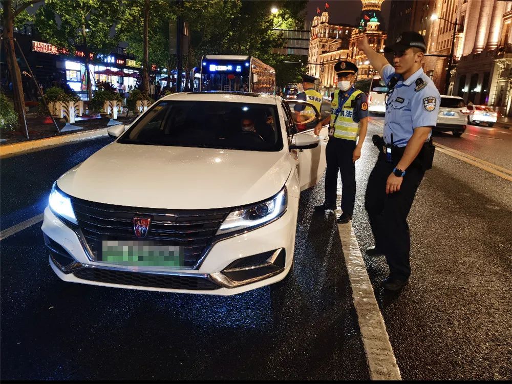 联合交通执法总队开展非法营运车辆整治助力夜市,保驾护航近日,在外滩