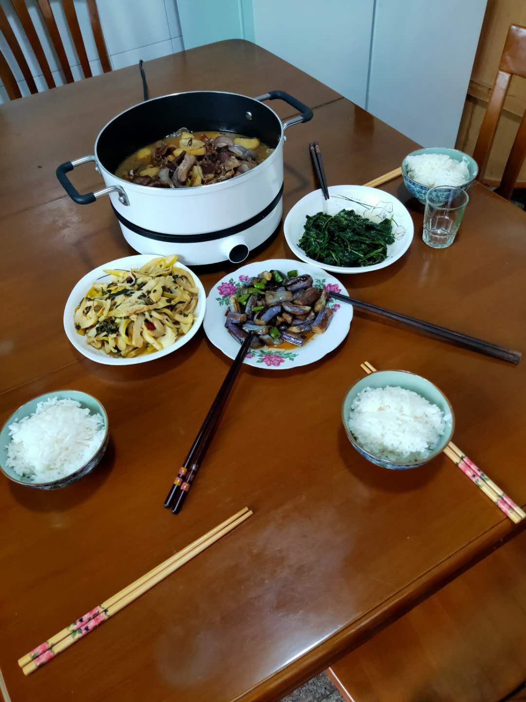 一家人的用餐模式,黑色是公筷,黄色是私筷对于我们家而言,分餐制实行