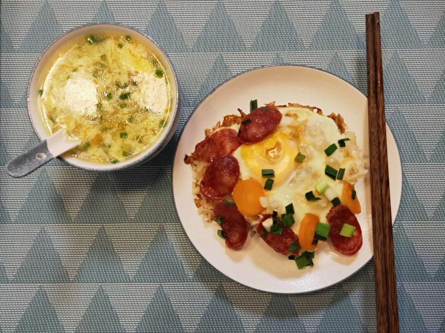 菜餚則一切從簡,一般採取一碗米飯,一盤葷素搭配的炒菜,一小塊豆腐乳