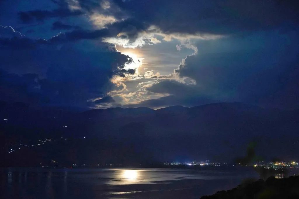 的云层,月球上的环形山似乎是比平常清晰许多,邛海边的月色风情小镇上