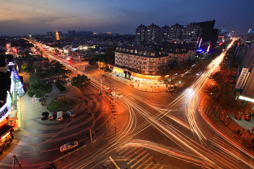 两岁时搬家住进莫家弄,出门就是老松江记忆中的中山中路,区政协委员张