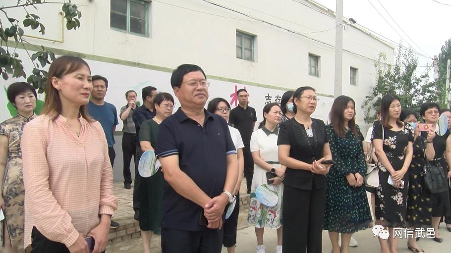 县委副书记侯玉东代表县委,县政府向全市美丽庭院观摩团来武邑观摩