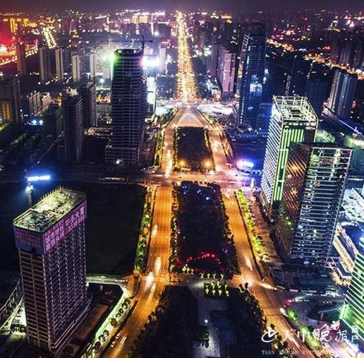 路边一个挨一个的高楼大厦以及璀璨的灯光亮化无疑是驻马店这个城市中