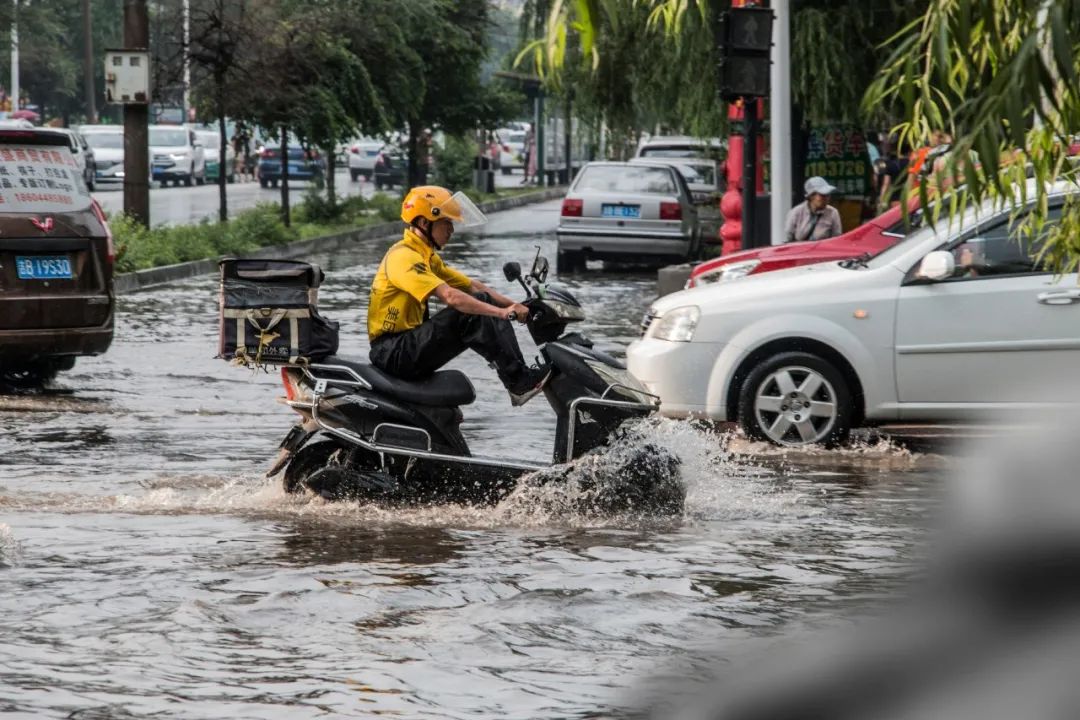 北京外卖小哥_关于外卖小哥的笑话_外卖小哥雨天送外卖穿雨靴