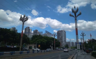 蓝天白云下，重庆城市风光更显魅力