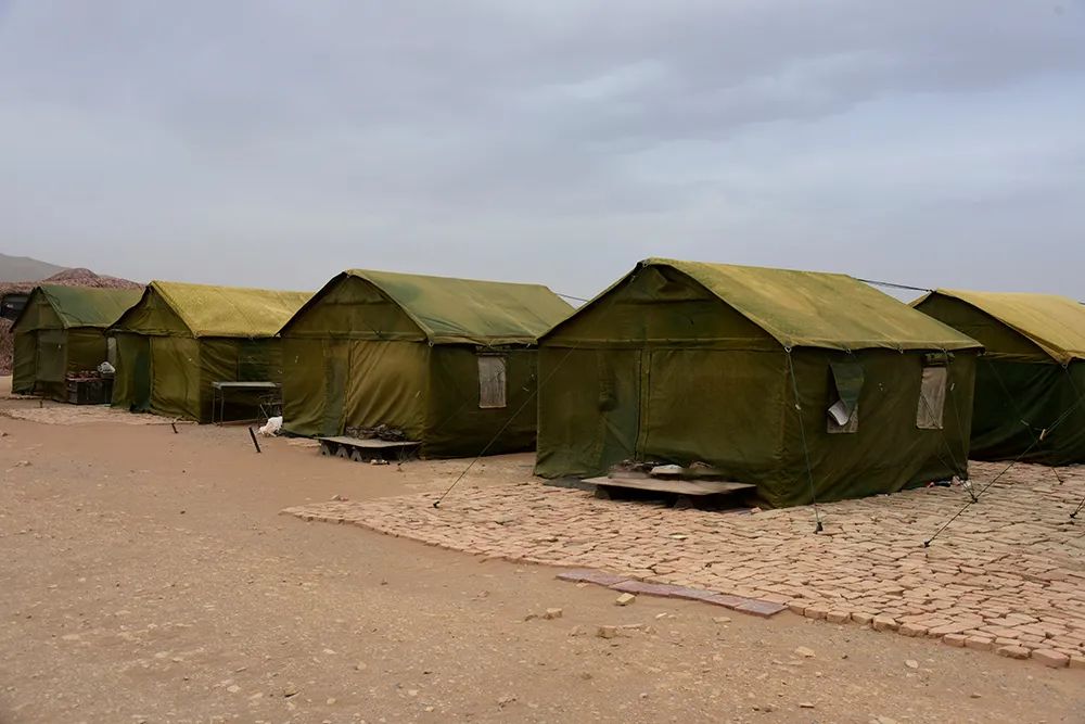 帐篷上面全是黄沙