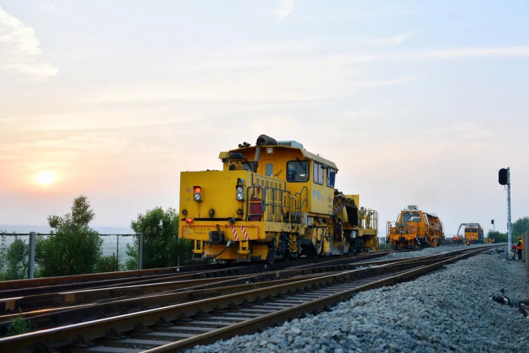 奋战24天后首战咸铜铁路的郑铁大黄蜂凯旋